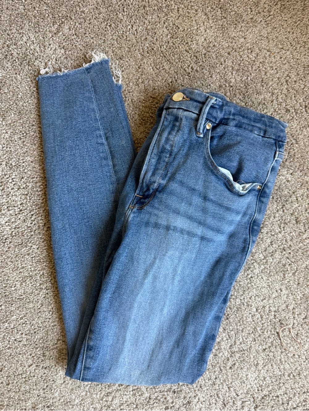 Good American Blue Skinny Jeans with Frayed Hem